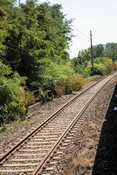 ミラノ イタリア 移動列車の窓から2020年8月10日 ミラノ ジェノヴァルート上のレールと自然景観 — ストック写真