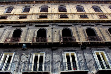 İtalya 'da Palermo' nun tarihi merkezindeki binaların ve sokakların canlandırıcı görüntüsü 