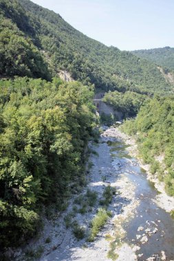 Milan, İtalya - 10 Ağustos 2020 hareket halindeki trenin penceresinden: Milan-Genova rotasındaki doğal manzara