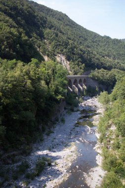 Milan, İtalya - 10 Ağustos 2020 hareket halindeki trenin penceresinden: Milan-Genova rotasındaki doğal manzara