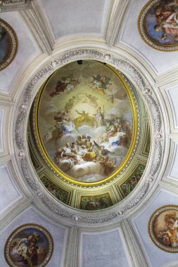 Caserta Kraliyet Sarayı, 27 Haziran 2020, Napoli Kralı Charles tarafından yaptırılan tarihi saray, saray resimleri ve freskleri.