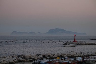 Napoli, İtalya, 26 Haziran 2020 gün batımında Ischia Adası 'nın anımsatıcı görüntüsü.