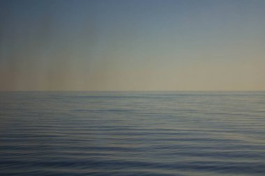 Şafak vakti feribottan görülen ufkun muhteşem görüntüsü. 