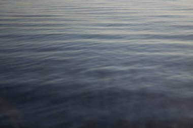 Şafak vakti feribottan görülen ufkun muhteşem görüntüsü. 