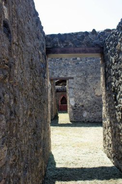 Pompeii, İtalya, 26 Haziran 2020 'de Pompei kazılarında bulunan antik konutlar, MS 79' da Vesuvius volkanının patlamasının ardından yapılan kazılardan sonra yaşamın içinde olduğunu rapor ettiler..