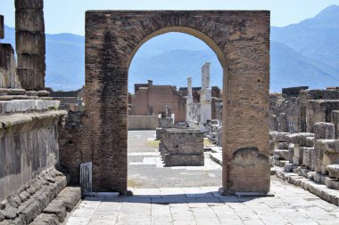 Pompeii, İtalya, 26 Haziran 2020 'de Pompeii kazılarının içinde bulunan antik kapı MS 79' da Vesuvius volkanının patlamasından sonraki kazılar sonucu rapor edilmiştir..