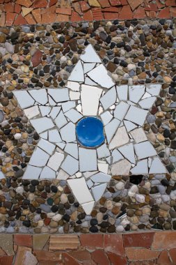 Tuğla mozaik dokusunun hatırlatıcı görüntüsü bir yıldız şeklinde ve altında bir şişenin merkezi var.
