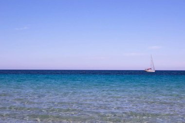 Arka planda birçok renk ve teknelerin olduğu denizin canlandırıcı görüntüsü