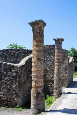 Pompeii, İtalya, 26 Haziran 2020 'de Pompeii kazılarında bulunan antik sütun MS 79' da Vesuvius volkanının patlamasının ardından yapılan kazılar sonucu rapor edilmiştir..
