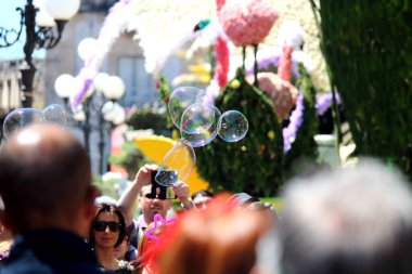 2017.04.30 Acireale, Sicilya, Acireale Karnavalı, alegorik şamandıraların ve sokak sanatçılarının anımsatıcı görüntüsü