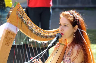 2017.04.30 Acireale, Sicilya, Acireale Karnavalı, alegorik şamandıraların ve sokak sanatçılarının anımsatıcı görüntüsü