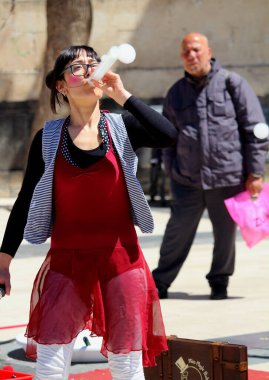 2017.04.30 Acireale, Sicilya, Acireale Karnavalı, alegorik şamandıraların ve sokak sanatçılarının anımsatıcı görüntüsü