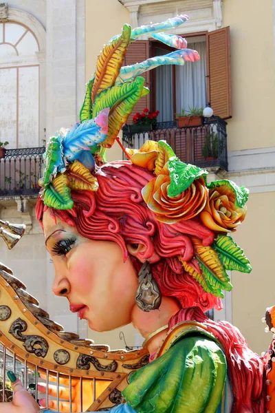 2017.04.30 Acireale, Sicilya, Acireale Karnavalı, alegorik şamandıraların ve sokak sanatçılarının anımsatıcı görüntüsü