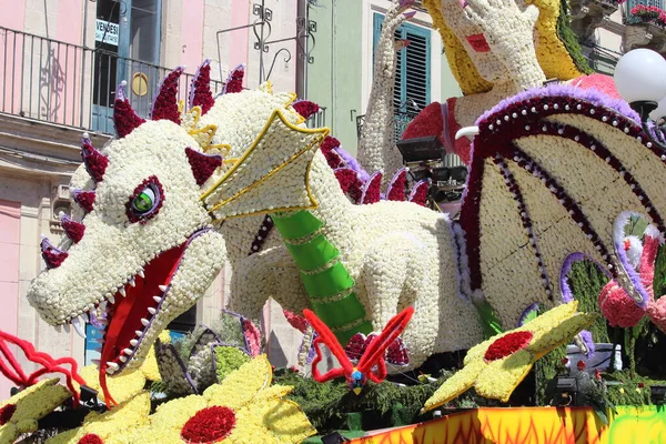 2017.04.30 Acireale, Sicilya, Acireale Karnavalı, alegorik şamandıraların ve sokak sanatçılarının anımsatıcı görüntüsü