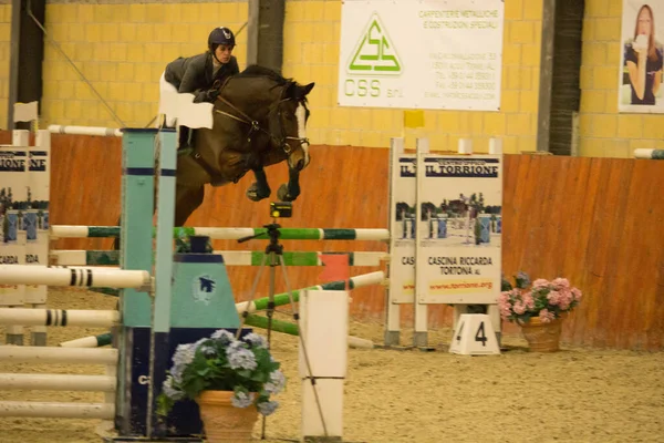 2019 Tortona Equestrian Center Koń Dżokej Rywalizują Podczas Zawodów Pomieszczeniach — Zdjęcie stockowe