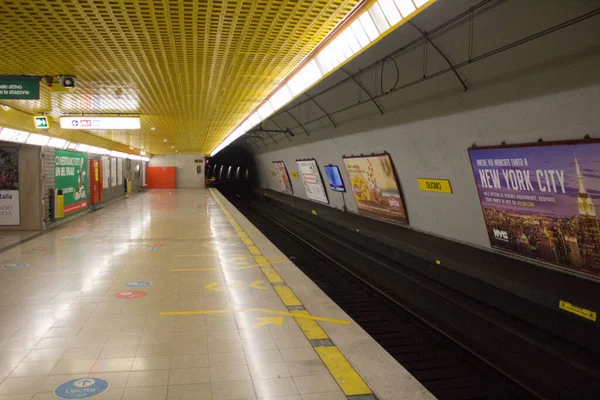 2020年12月27日ミラノ イタリア 地下鉄3号線 乗客なしの地下鉄駅 — ストック写真
