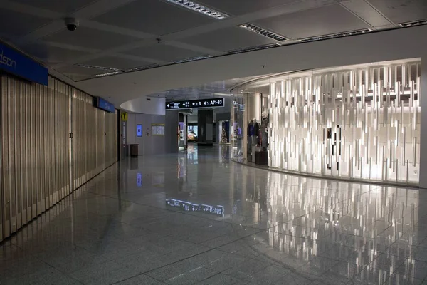 2020 Lotnisko Mediolanie Malpensa Sugestywny Obraz Strefy Abordażowej Bez Pasażerów — Zdjęcie stockowe