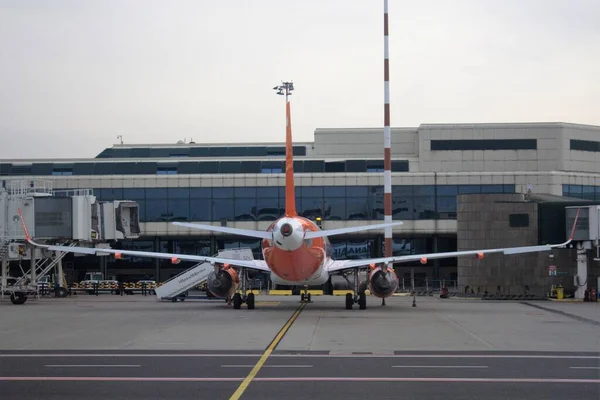 2020 Μιλάνο Αεροδρόμιο Malpensa Easyjet Χαμηλού Κόστους Αεροπορική Εταιρεία Που — Φωτογραφία Αρχείου