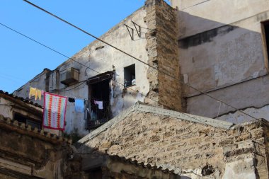 İtalya 'da Palermo' nun tarihi merkezindeki binaların ve sokakların canlandırıcı görüntüsü 