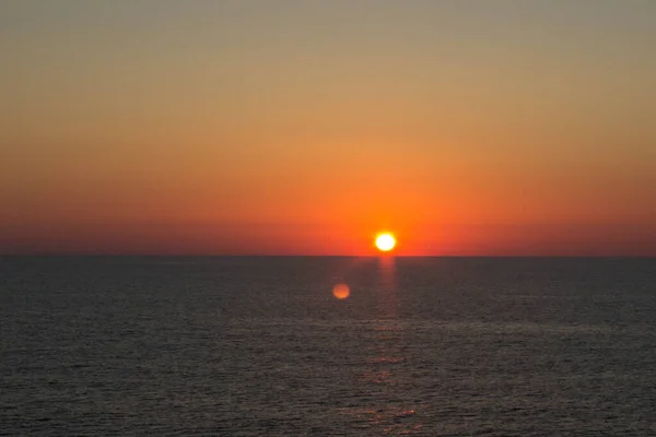 Imagem Evocativa Nascer Sol Sobre Mar Com Sol Nascendo Horizonte — Fotografia de Stock