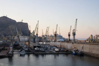 İtalya 'da Palermo tersanesi, depolarda gemiler ve tersanede vinçler