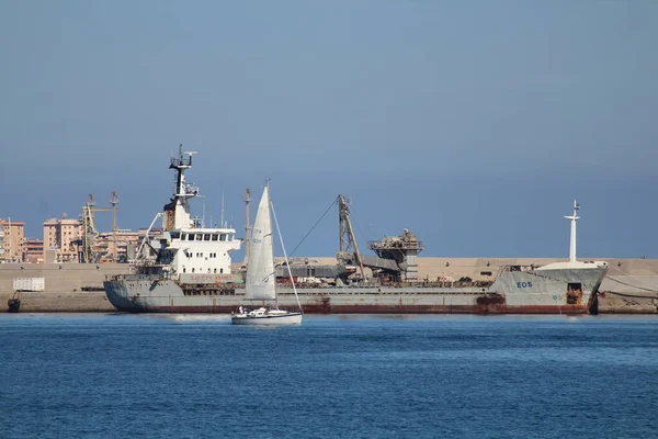 イタリアのパレルモ造船所 造船所の貯蔵とクレーン — ストック写真