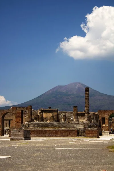 Pompei, İtalya, 26 Haziran 2020. Antik Roma kenti, Vezüv yanardağının 79 'daki patlamasının ardından antik sütunları ve arka planda Vesuvius yanardağının olduğu ana meydanın AD.view' inde yapılan kazılardan sonra bulundu.