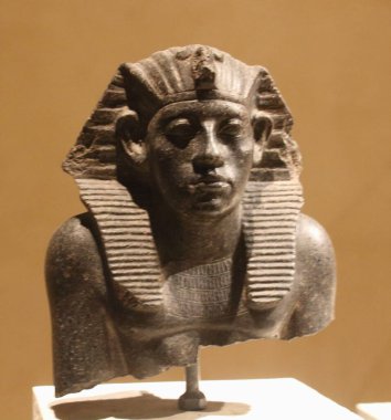 Müze adasındaki 2018.06.11 Berlin Yeni Müzesi, başlangıçta Mısır 'da Nefertiti' nin Baskını gibi olağanüstü değerli parçaların bulunduğu bir koleksiyona ev sahipliği yapmaktadır.