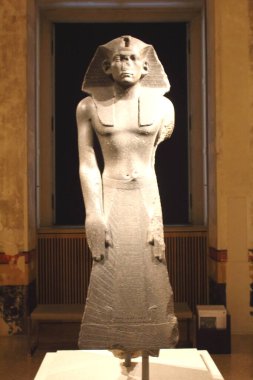 Müze adasındaki 2018.06.11 Berlin Yeni Müzesi, başlangıçta Mısır 'da Nefertiti' nin Baskını gibi olağanüstü değerli parçaların bulunduğu bir koleksiyona ev sahipliği yapmaktadır.