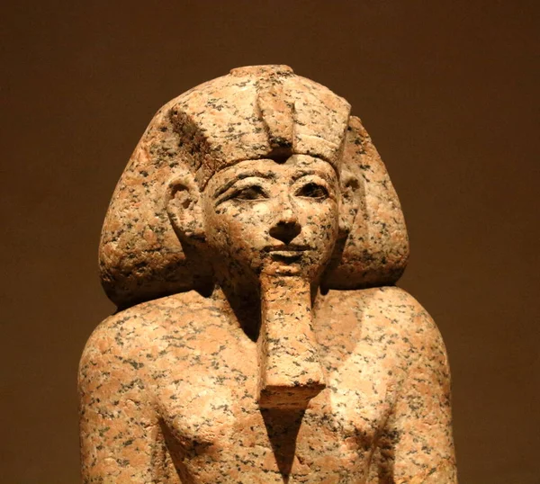 2018 11博物館島のベルリン新美術館 もともとは ネフェルティティの胸像などの特別な価値のいくつかの作品を含むエジプトのコレクションを収容しています — ストック写真