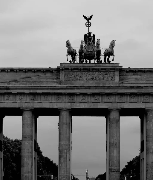 2018 11ベルリン ブランデンブルク門 記念碑の四角形の上部とロマネスク様式の都市のベルリンのシンボルオフで最も有名な記念碑 — ストック写真
