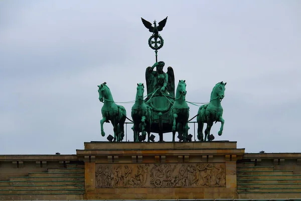 2018 11ベルリン ブランデンブルク門 記念碑の四角形の上部とロマネスク様式の都市のベルリンのシンボルオフで最も有名な記念碑 — ストック写真