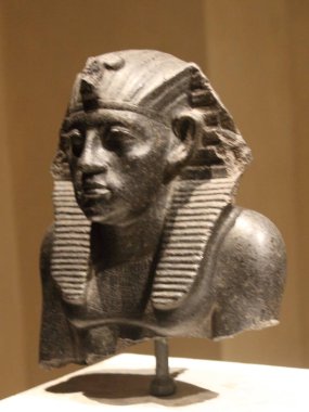 Müze adasındaki 2018.06.11 Berlin Yeni Müzesi, başlangıçta Mısır 'da Nefertiti' nin Baskını gibi olağanüstü değerli parçaların bulunduğu bir koleksiyona ev sahipliği yapmaktadır.