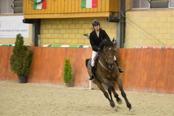 2019 Tortona Centre Équestre Cheval Jockey Concourant Lors Une Compétition — Photo