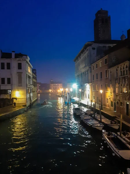 Veneza Itália Janeiro 2020 Canal Típico Veneza Com Barcos Ancorados — Fotografia de Stock