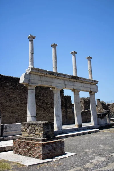 2020年6月26日 意大利庞贝城 在公元79年维苏威火山喷发之后 在庞贝城挖掘中发现的古柱被报道为活体挖掘 — 图库照片