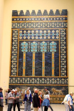 2018.06.11 Berlin Pergamon Müzesi, Yunan kenti Pergamum 'dan (Türkiye), Antik Yunanistan' dan ve Asurlu ve Babil dünyalarından müzede sergilendi.