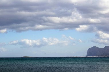 Sicilya 'da deniz, deniz, gökyüzü ve bulutlu deniz hortumlarının canlandırıcı görüntüsü