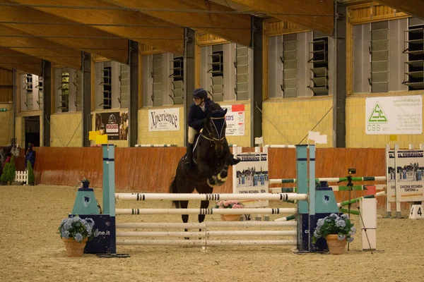 2019 Tortona Centre Équestre Cheval Jockey Concourant Lors Une Compétition — Photo