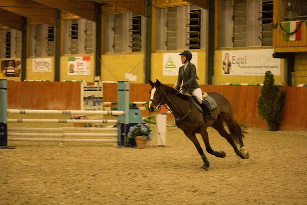 2019 Tortona Cavalo Centro Equestre Jóquei Competindo Durante Uma Competição — Fotografia de Stock