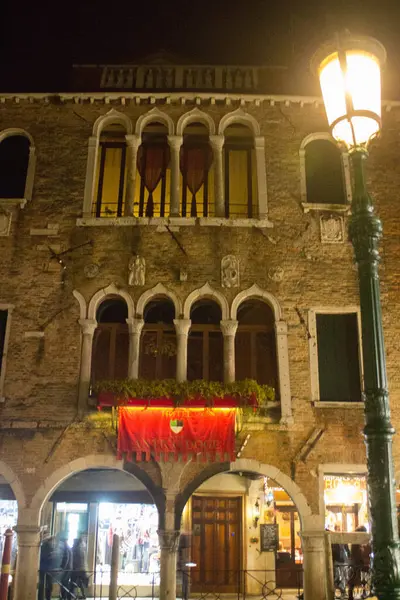 Βενετία Ιταλία Ιανουαρίου 2020 Πρόσοψη Ενός Τυπικού Βενετικού Παλατιού Νύχτα — Φωτογραφία Αρχείου