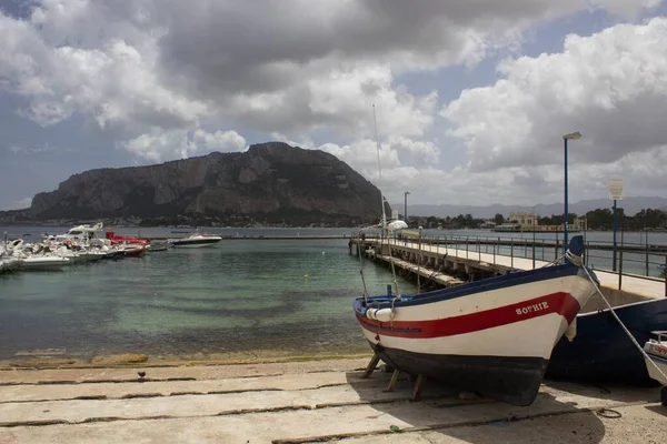 Υποβλητική Εικόνα Αλιευτικών Σκαφών Αγκυροβολημένων Στο Λιμάνι Μικρό Ψαροχώρι Της — Φωτογραφία Αρχείου