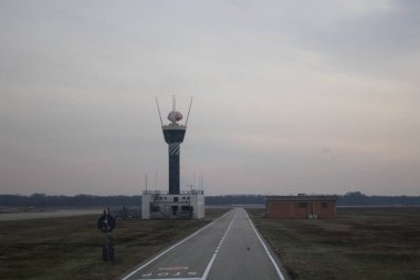 20.12.27 Milan Malpensa Havaalanı, kalkış pisti uçaktan görüldü.