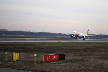 20.12.27 Milan Malpensa Havaalanı, kalkış pisti uçaktan görüldü.