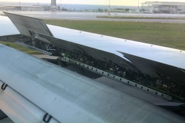 Detalle Del Ala Avión Con Las Aletas Movimiento Durante Fase — Foto de Stock