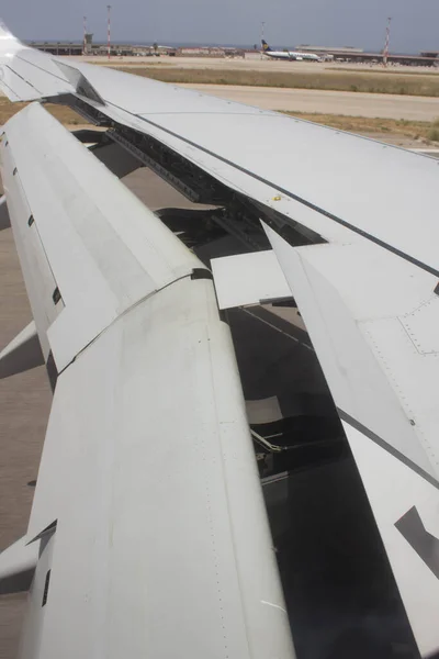Detail Van Vleugel Van Een Vliegtuig Met Kleppen Beweging Tijdens — Stockfoto