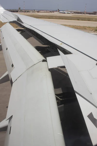 Detalle Del Ala Avión Con Las Aletas Movimiento Durante Fase —  Fotos de Stock