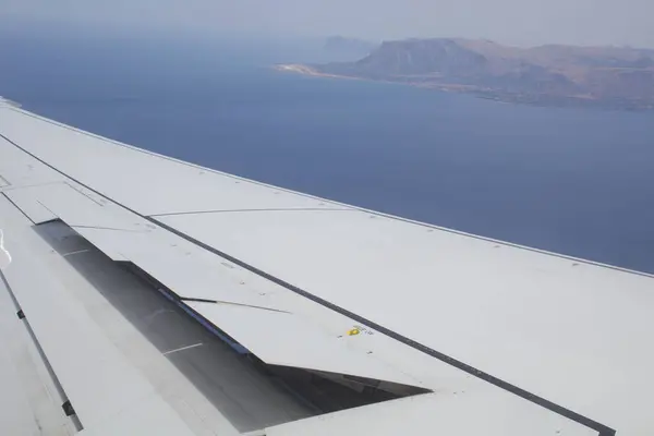 Detalle Del Ala Avión Con Las Aletas Movimiento Durante Fase —  Fotos de Stock