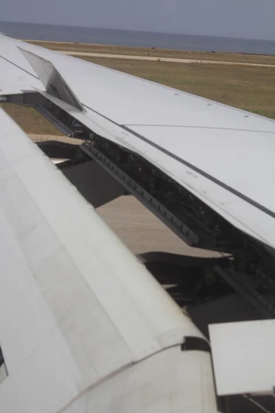 Detail Van Vleugel Van Een Vliegtuig Met Kleppen Beweging Tijdens — Stockfoto