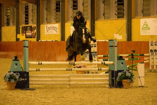 2019 Tortona Centre Équestre Cheval Jockey Concourant Lors Une Compétition — Photo